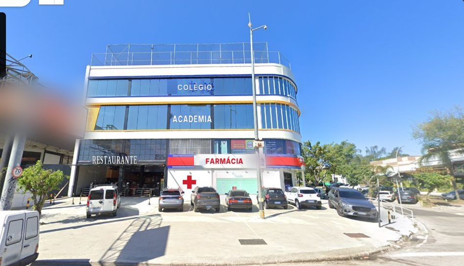 Centro comercial de bairro com farmácia, academia e restaurante